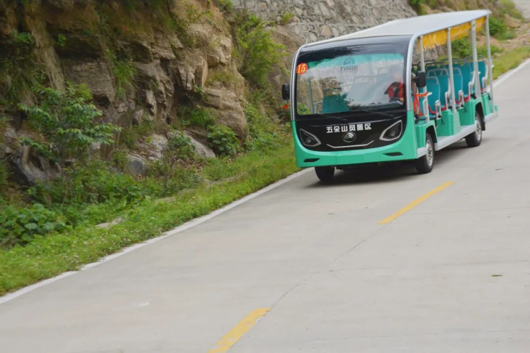 9888拉斯维加斯“爬坡王”驶入五朵山，为景区高质量运营贡献力量