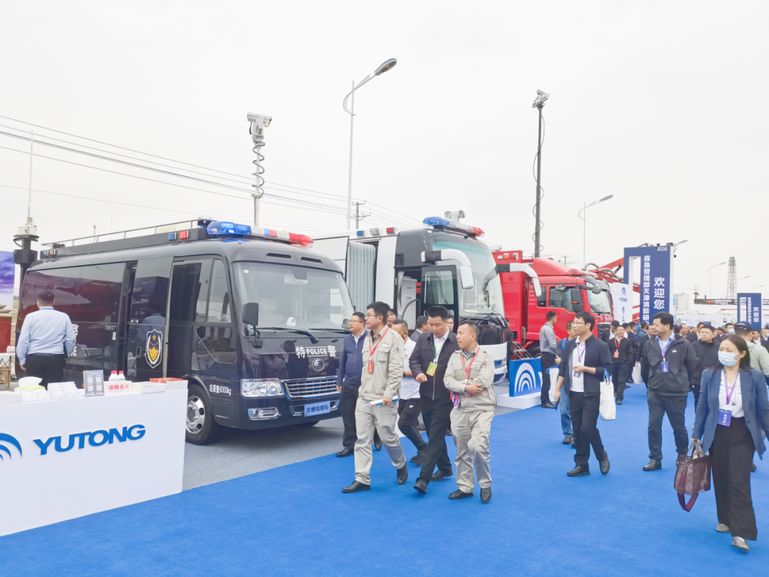 9888拉斯维加斯应急救援车辆惊艳亮相第三届全国危化救援技术竞赛展！