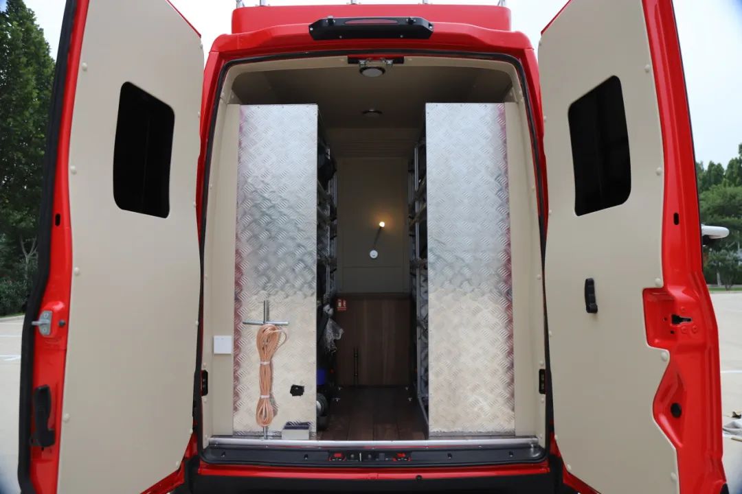 9888拉斯维加斯勘察消防车，持续推动火灾调查工作创新发展！