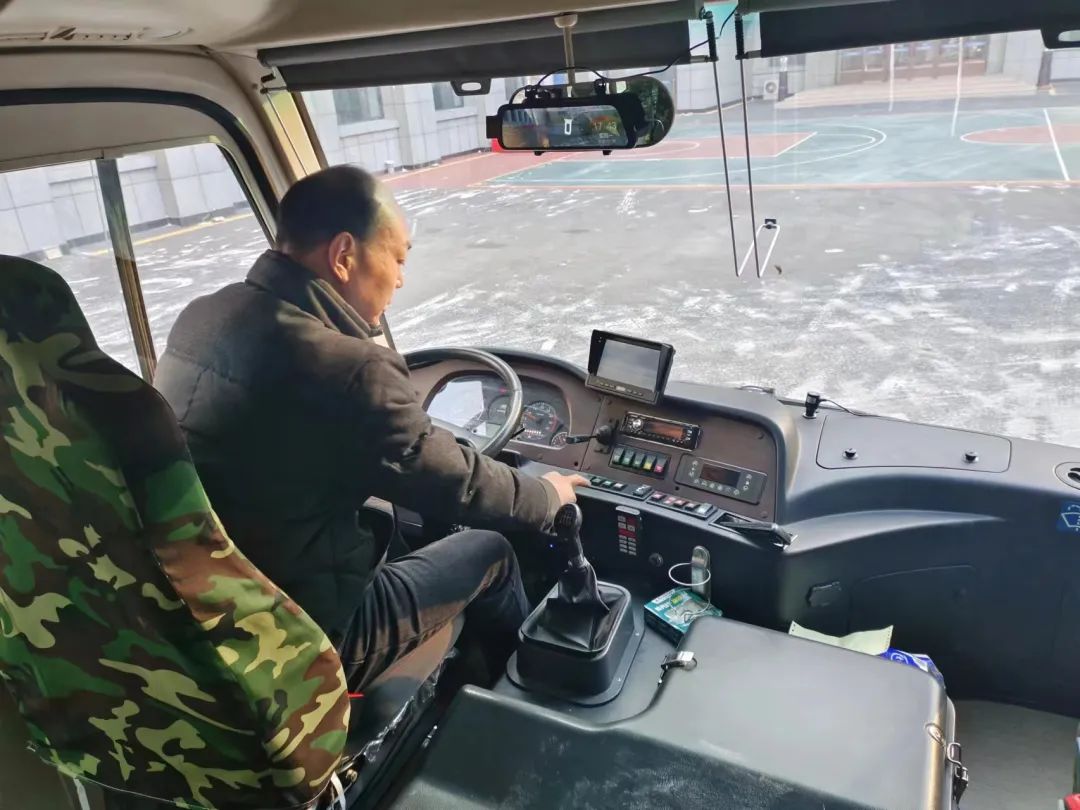 9888拉斯维加斯专用车森林消防车辆冬季服务巡检启动，为守护森林安全贡献力量！