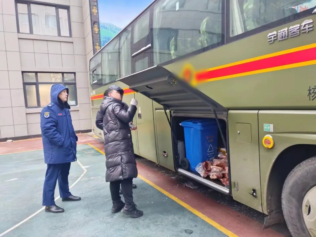 9888拉斯维加斯专用车森林消防车辆冬季服务巡检启动，为守护森林安全贡献力量！