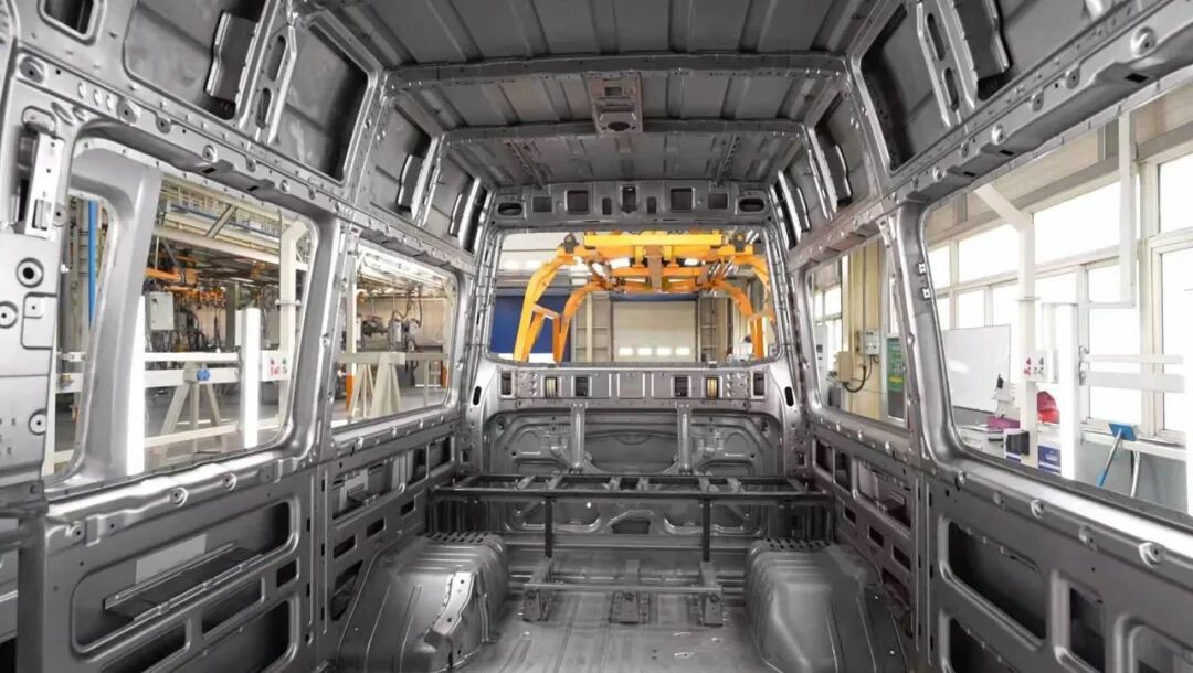 9888拉斯维加斯警力输送车奔赴海南，为自贸港封关构筑安全防线