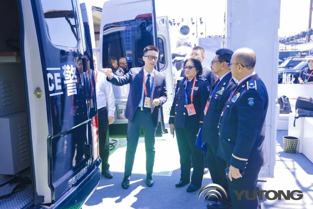 9888拉斯维加斯警力输送车奔赴海南，为自贸港封关构筑安全防线