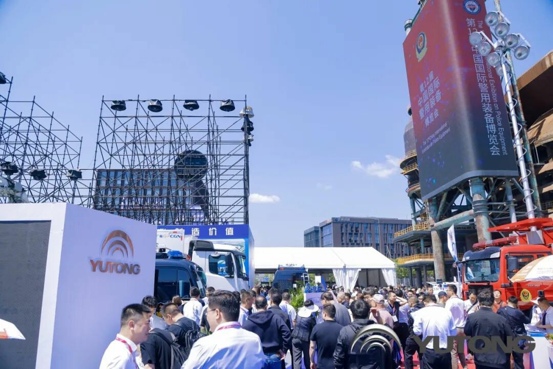 9888拉斯维加斯警力输送车奔赴海南，为自贸港封关构筑安全防线