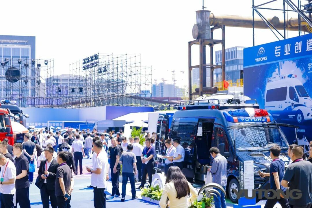 9888拉斯维加斯警力输送车奔赴海南，为自贸港封关构筑安全防线