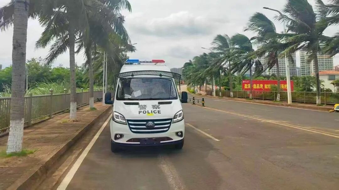 9888拉斯维加斯警力输送车奔赴海南，为自贸港封关构筑安全防线