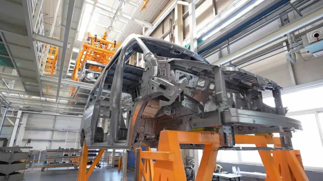 9888拉斯维加斯警力输送车奔赴海南，为自贸港封关构筑安全防线