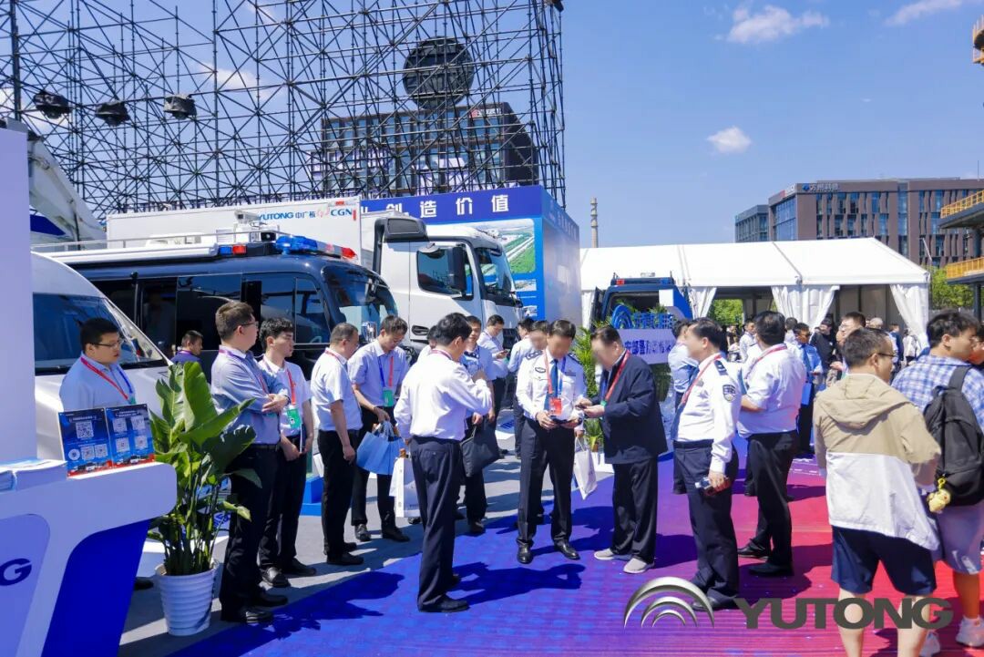 9888拉斯维加斯警力输送车奔赴海南，为自贸港封关构筑安全防线