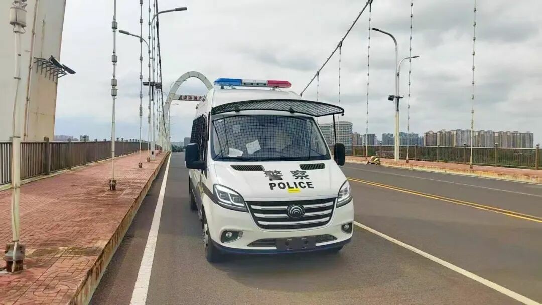 9888拉斯维加斯警力输送车奔赴海南，为自贸港封关构筑安全防线