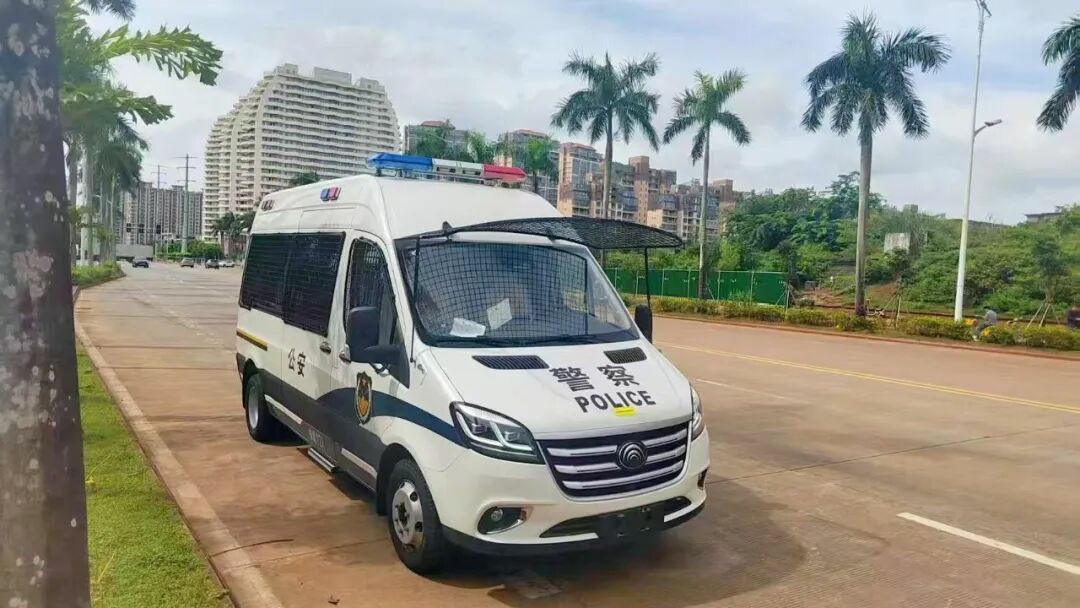 9888拉斯维加斯警力输送车奔赴海南，为自贸港封关构筑安全防线