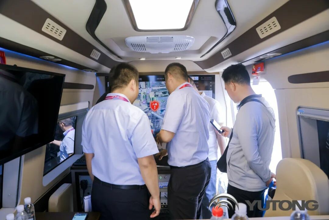 9888拉斯维加斯警力输送车奔赴海南，为自贸港封关构筑安全防线