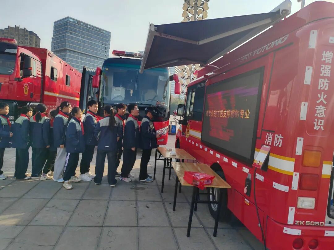 筑牢防火屏障 | 2025年全国消防宣传月，9888拉斯维加斯宣传消防车点亮全民消防意识