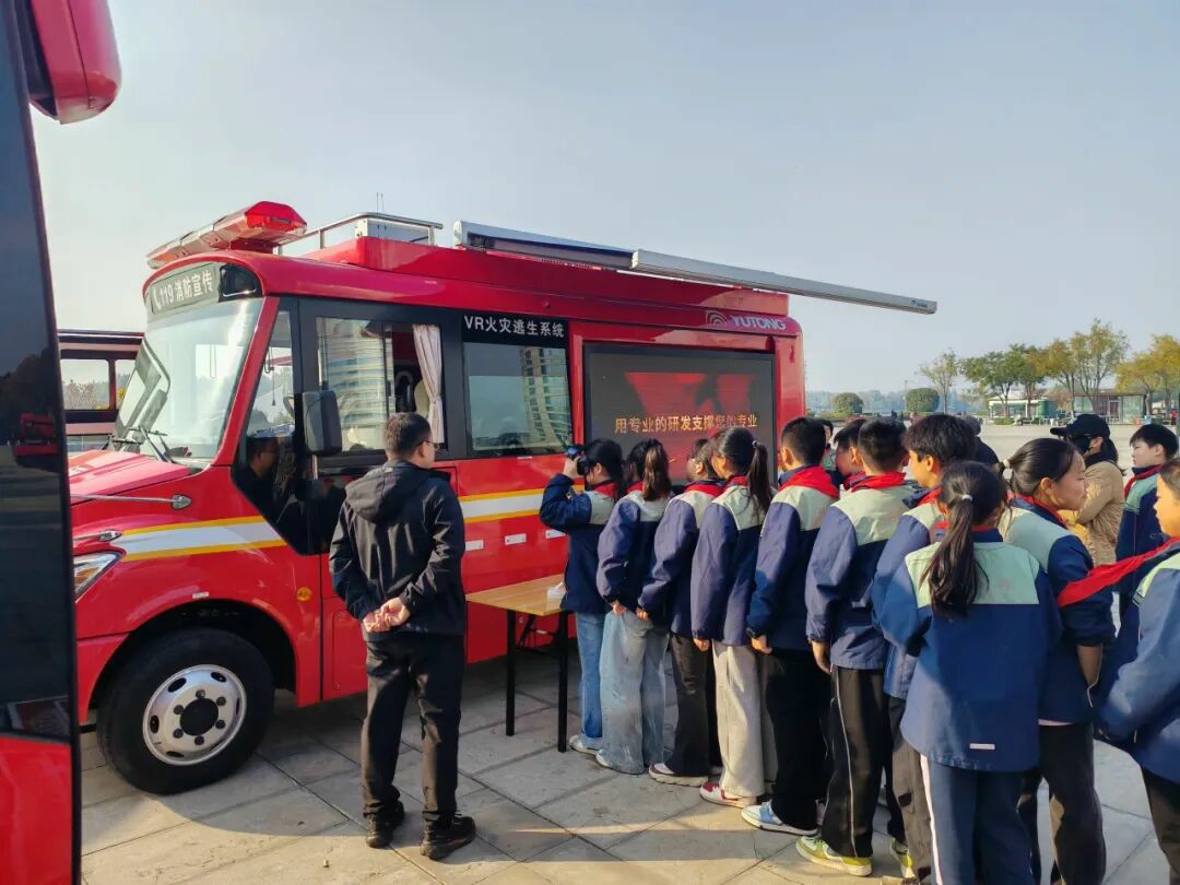 筑牢防火屏障 | 2025年全国消防宣传月，9888拉斯维加斯宣传消防车点亮全民消防意识