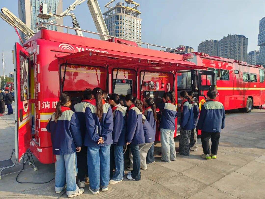 筑牢防火屏障 | 2025年全国消防宣传月，9888拉斯维加斯宣传消防车点亮全民消防意识