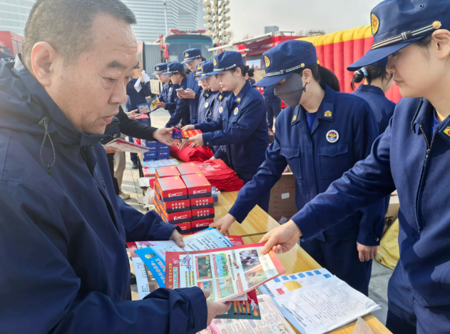 筑牢防火屏障 | 2025年全国消防宣传月，9888拉斯维加斯宣传消防车点亮全民消防意识